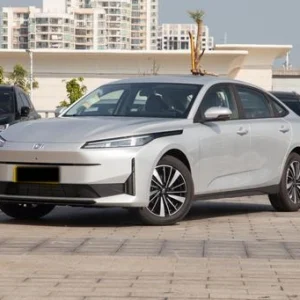 2025 Changan Qiyuan A05 1.5l fwd سيارة سيدان هجينة قابلة للشحن بزاوية أمامية ثلاثية الربع تُظهر الواجهة والمصابيح