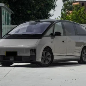 سيارات 2025 Li Auto MEGA 102.7kWh AWD منظر أمامي ثلاثي الأرباع خارجي يوضح الهيكل الكبير وخط السقف