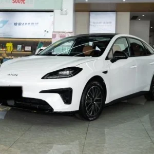 2026 Aion RT 204HP FWD سيارة كهربائية سيدان بزاوية أمامية ثلاثية الربع مع خطوط هيكل واضحة ومظهر تصديري