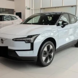2026 volvo ex30 vista exterior frontal de tres cuartos importación paralela
